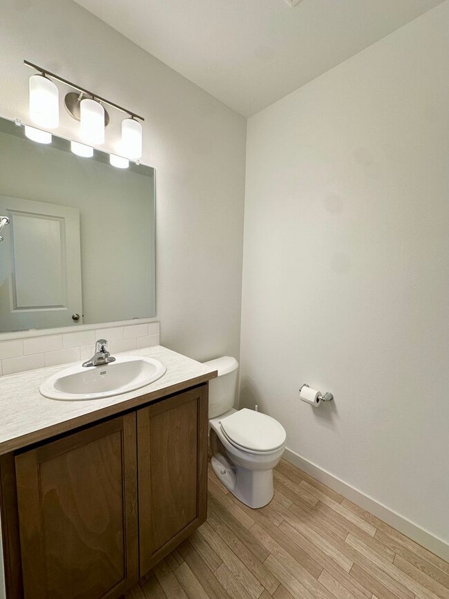 Building Photo - Bright & Modern in NW Redmond