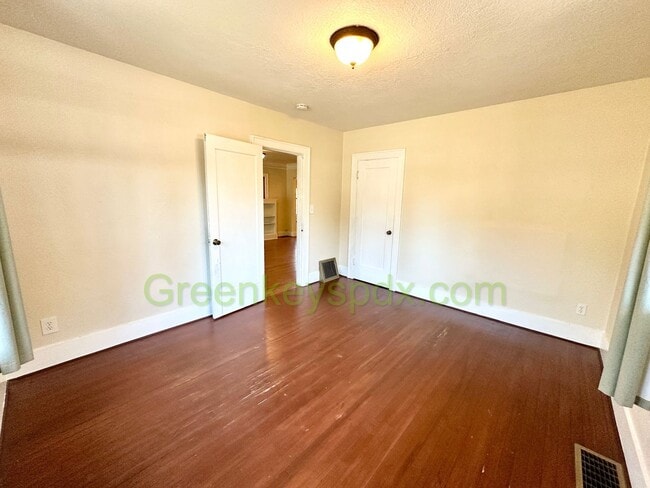 Building Photo - Huge 3 Bedroom 2 Bathroom House in Heart o...