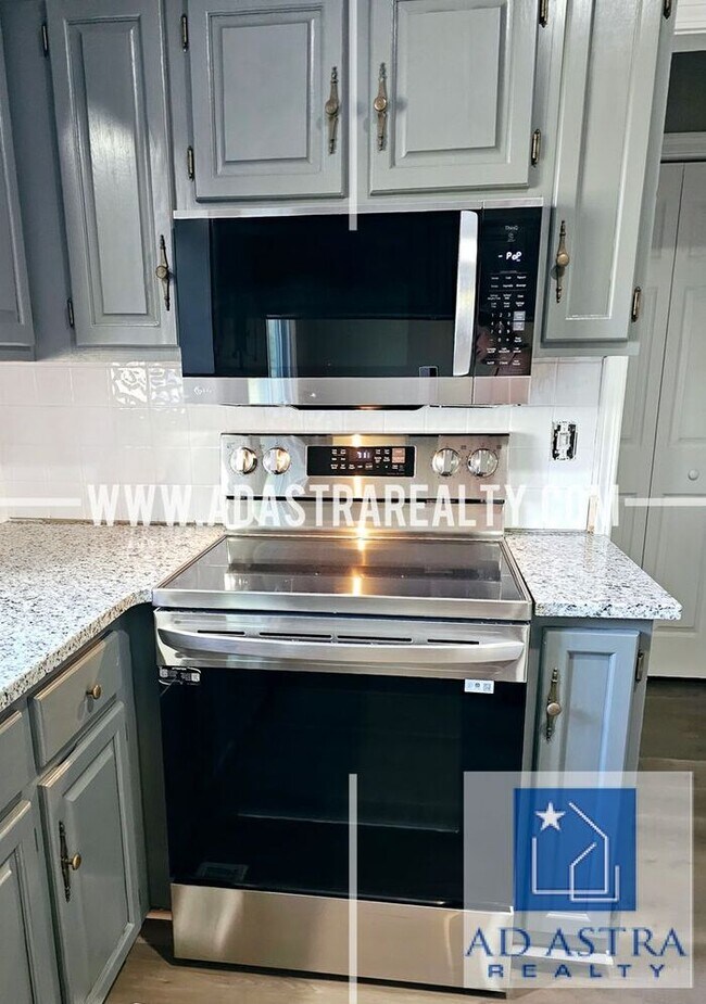Building Photo - Very Nice 3 Bedroom 2 Bath Duplex in Overland Park-Available NOW!!