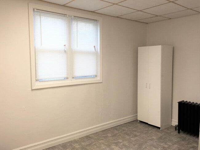 Building Photo - Mt. Washington house, 3 bedroom 2 1/2 bath house with great kitchen, yard, laundry June 1st