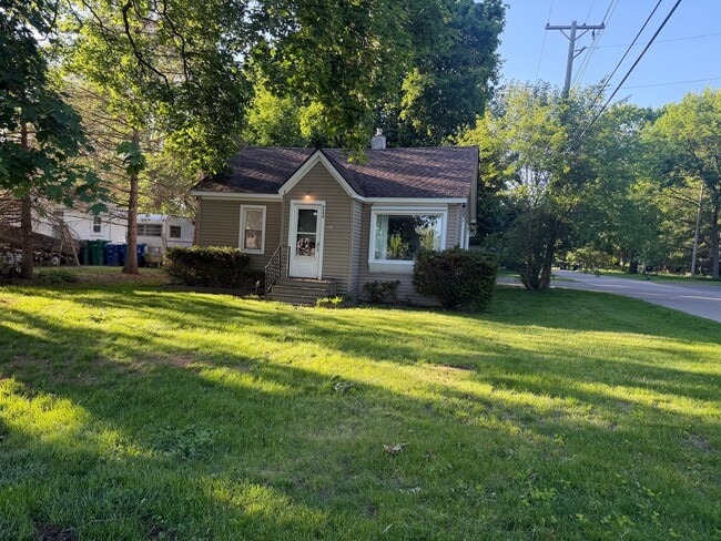 Building Photo - 6400 Elmwood Dr