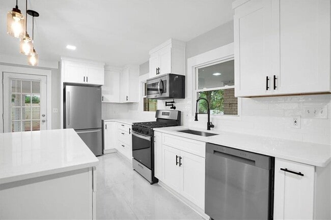 Building Photo - 2271 Cresta Dr