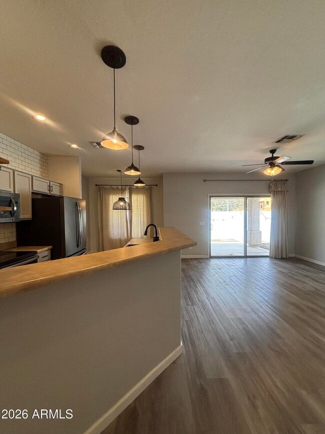 Building Photo - 948 E Savannah Dr