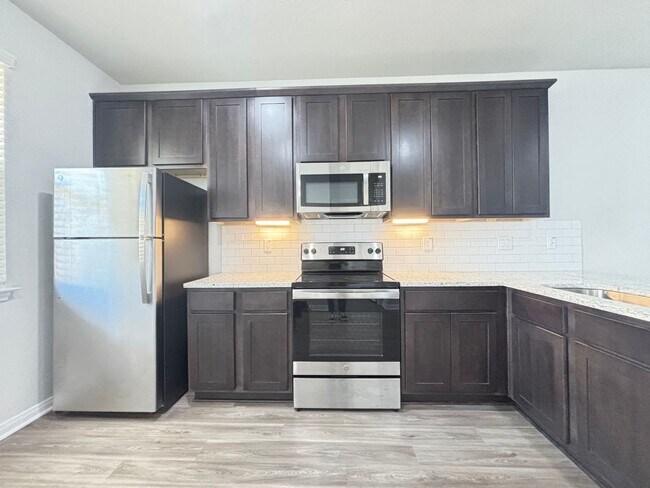 Building Photo - Luxury Living in the Heart of Cibolo!