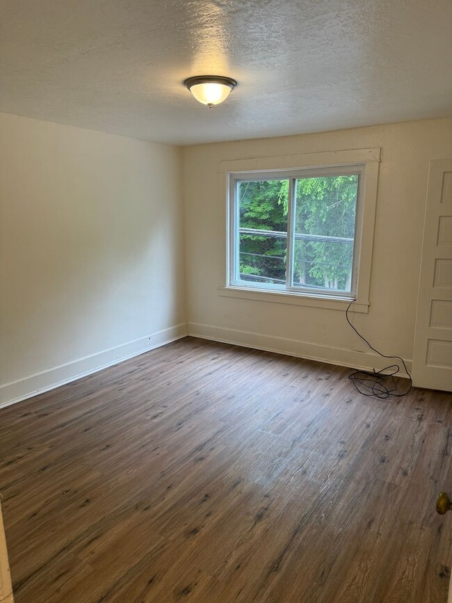 Building Photo - Newly Remodeled 2-Bedroom Townhouse