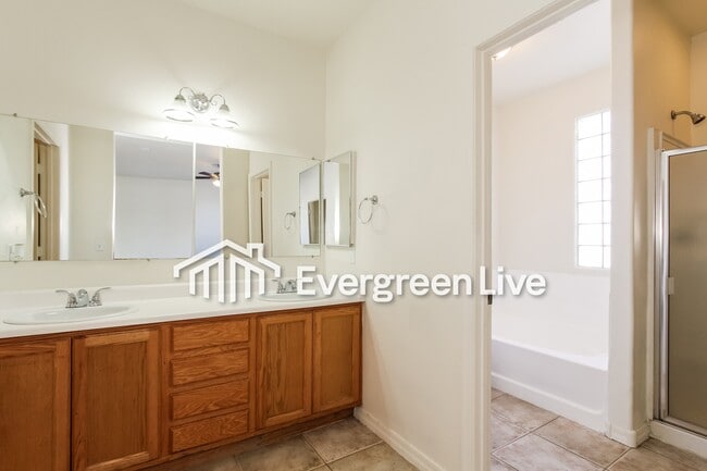 Building Photo - 524 S 4th St