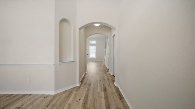 Building Photo - 9219 E Lakeside Dr