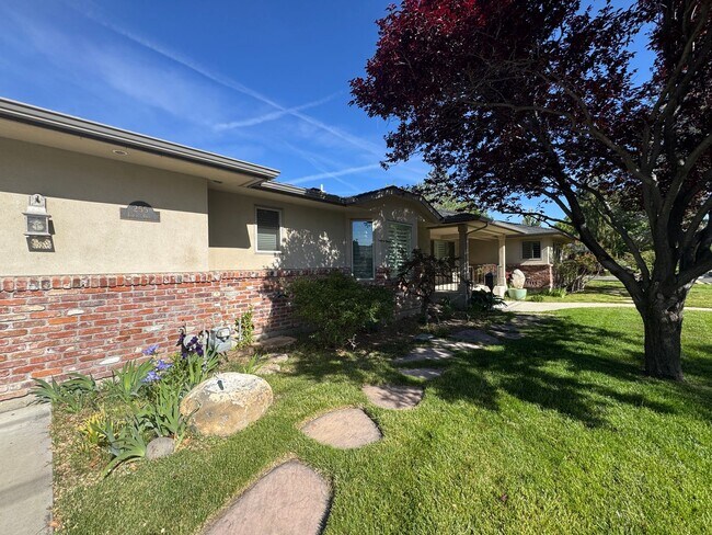 Building Photo - 255 Circle Dr