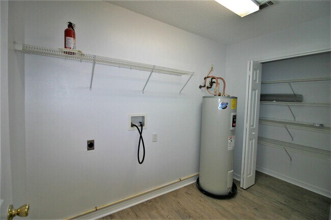 Building Photo - 552 Brock Ave