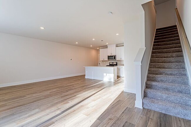 Building Photo - 3 Bedroom 2.5 Townhome Off of Butler Rd!