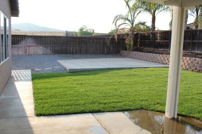 Building Photo - 4 Bedroom 2 Bath Home