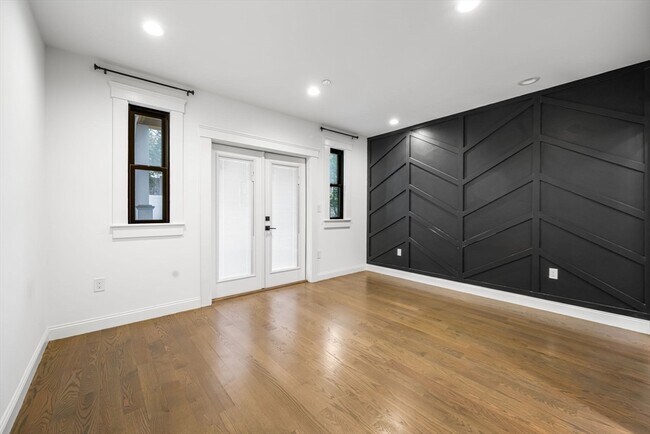 Building Photo - 229 E Eagle St