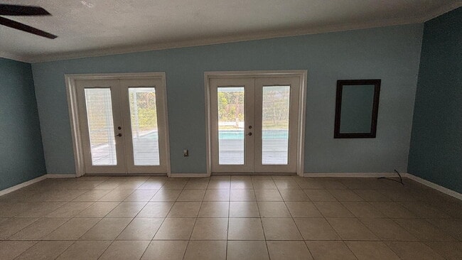 Building Photo - Charming Old Florida-Style Pool Home for Rent!