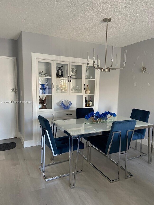 Building Photo - 400 Kings Point Dr