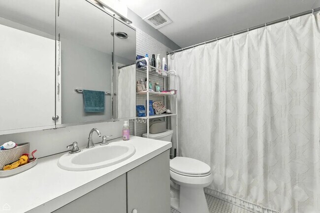 Building Photo - 175 E Delaware Pl