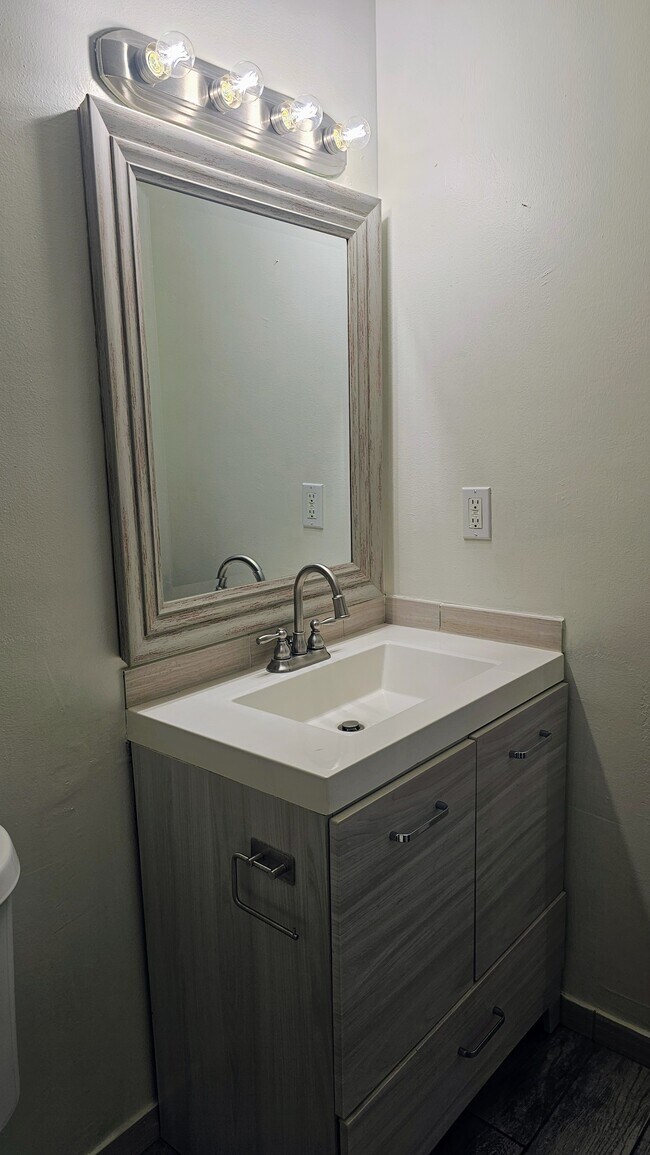 MAIN BATHROOM - 1500 SW Skyline Blvd