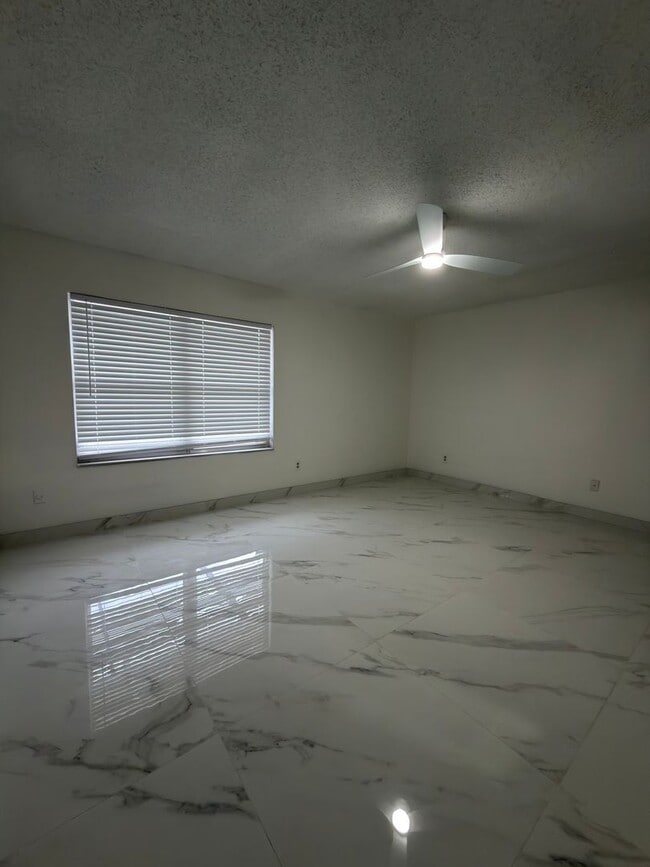 Building Photo - 9142 Sabal Palm Cir