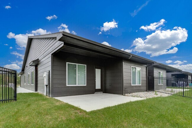 Building Photo - 4834 N Vassar Ave
