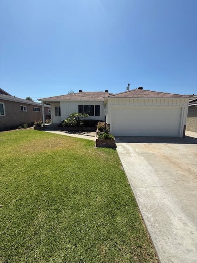 Building Photo - REDONE CUTE 2BED/1BATH HOUSE W/ REFURBISHE...