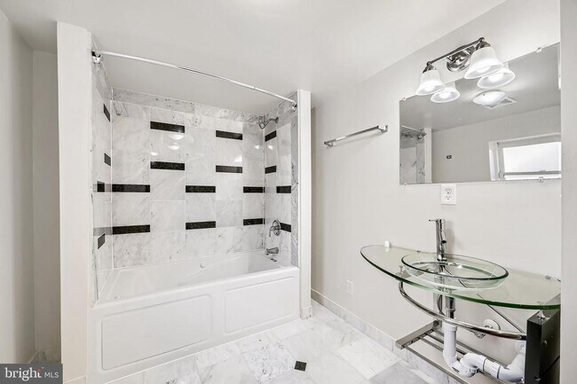 Building Photo - TWO BEDROOM TWO BATHROOM TOWNHOUSE AVAILABLE FOR SEPT 1ST MOVE-IN!!!!