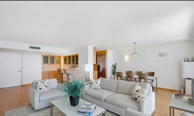 Building Photo - "Chic Santa Monica Oasis: 1-Bedroom Furnis...