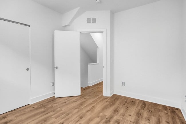 Building Photo - Spacious 4-level Home| 3 bedrooms + Garage parking!