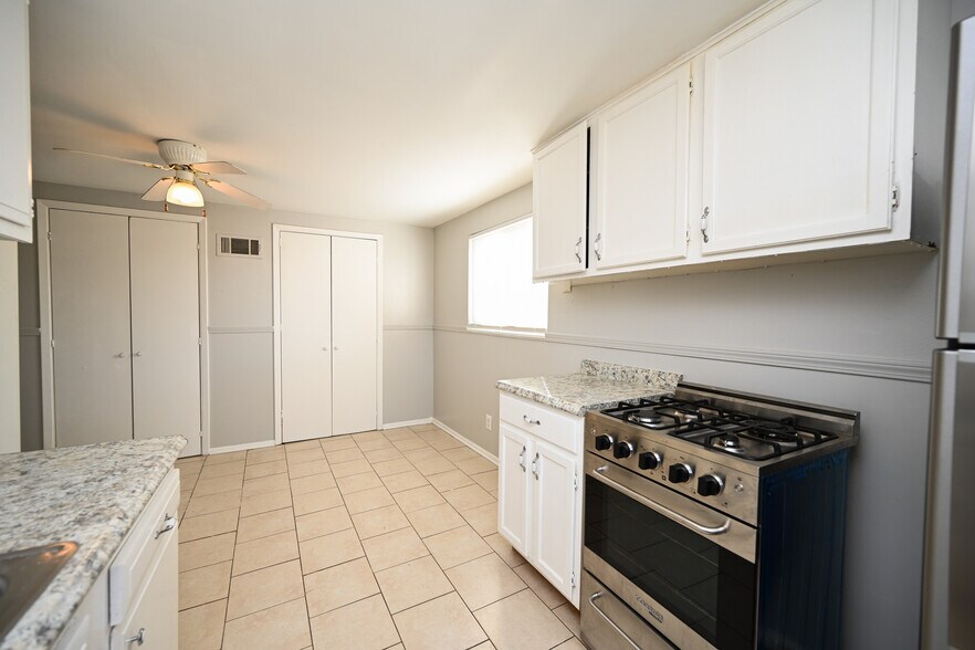 Kitchen with laundry hook ups - 7813 Elizabeth St