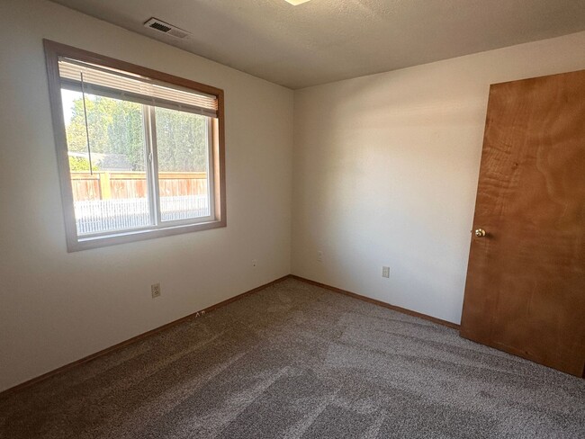 Building Photo - 3 Bedroom 2 Bath McMinnville OR
