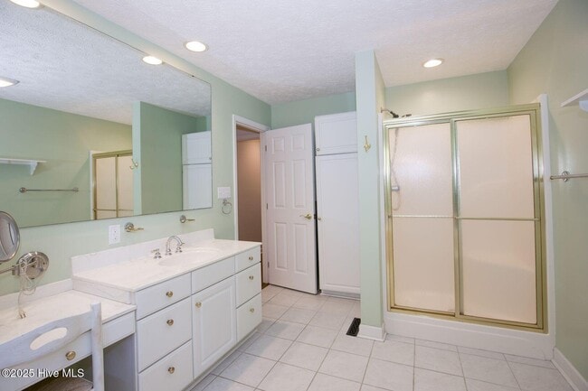 Building Photo - 1205 Greenbriar Dr