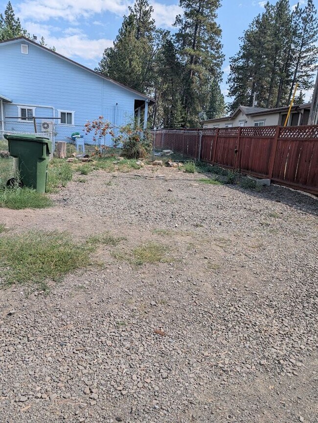 Building Photo - 2 Bedroom 1 Bath Winchester House - Walking Distance to the Lake!