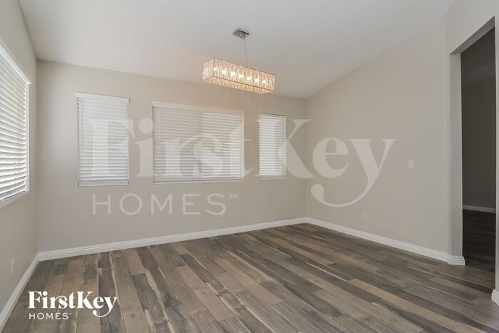 Building Photo - 827 Centaur Ave