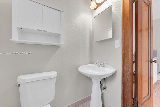 Building Photo - 1514 Capri St