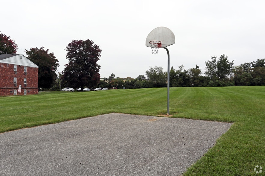 Basketball Court - Lehigh Plaza