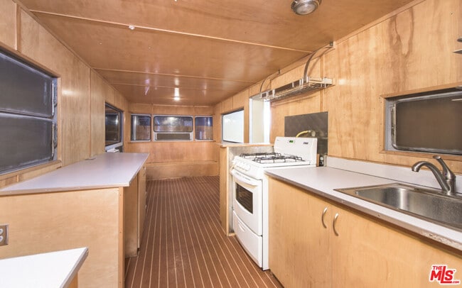 Building Photo - 272 N Topanga Canyon Blvd