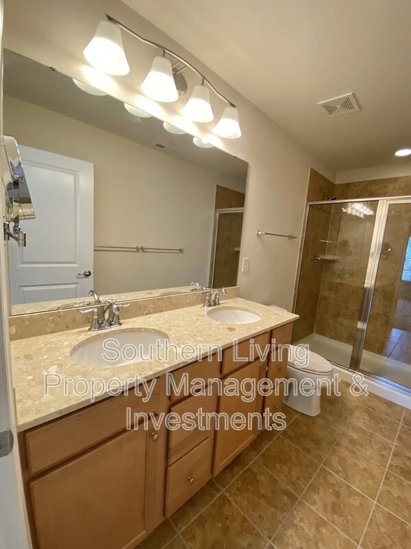 Building Photo - 2601 Silverthorn Dr