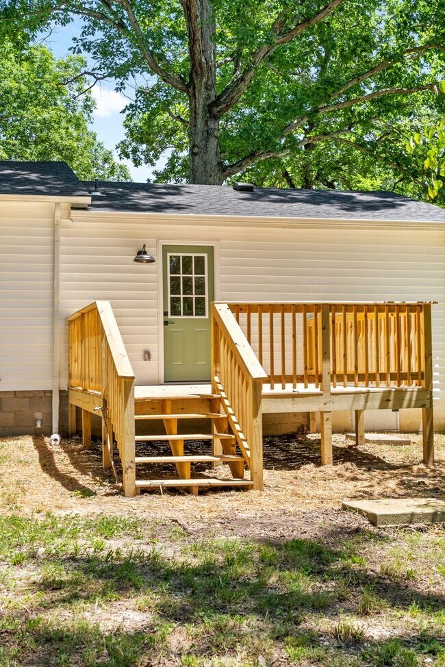 Building Photo - **NEW PRICE!!** Fantastic Fully-Renovated Home in Kingston Springs on Almost 1 Acre!