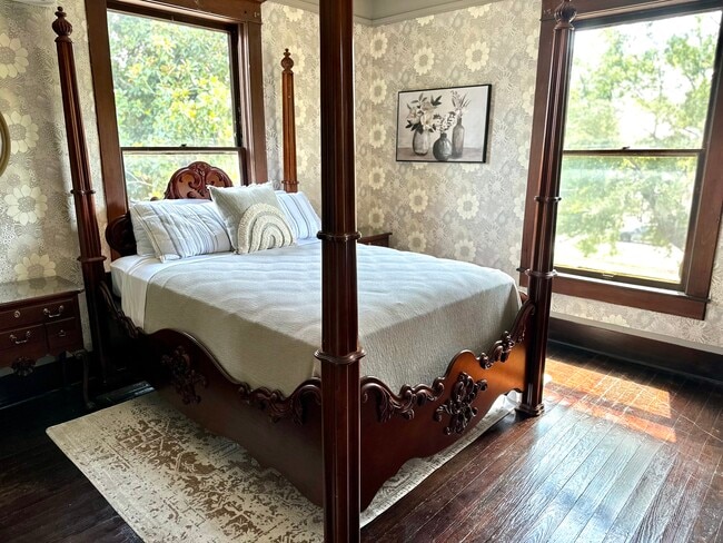 Building Photo - 406 W 1st St