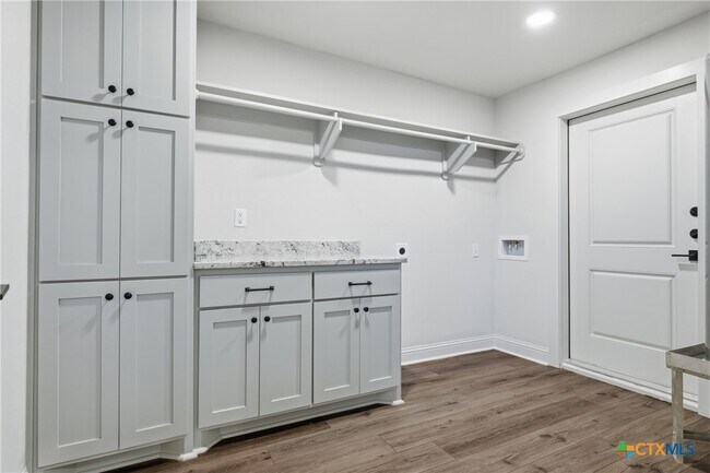 Building Photo - 410 State Hwy 95