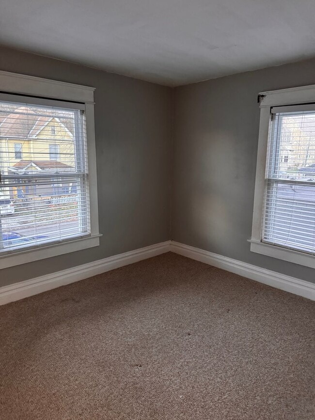 Building Photo - 220 Park Ave