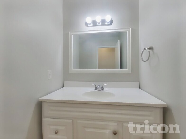 Building Photo - 1213 Essex Dr