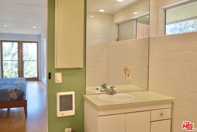 Building Photo - 4884 Glenalbyn Dr