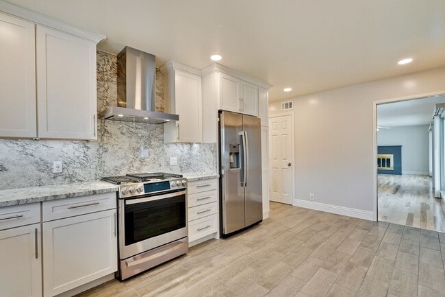 Building Photo - Fully Remodeled Single-Family Home Near Ap...