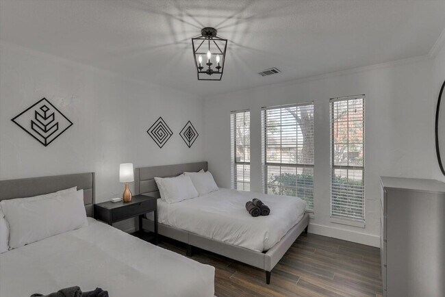 Building Photo - 516 Maywood Ln