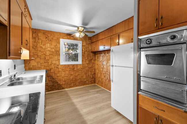 Building Photo - 60 Leslie Ave