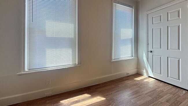 Building Photo - Charming 3-Bed Port Richmond Row Home