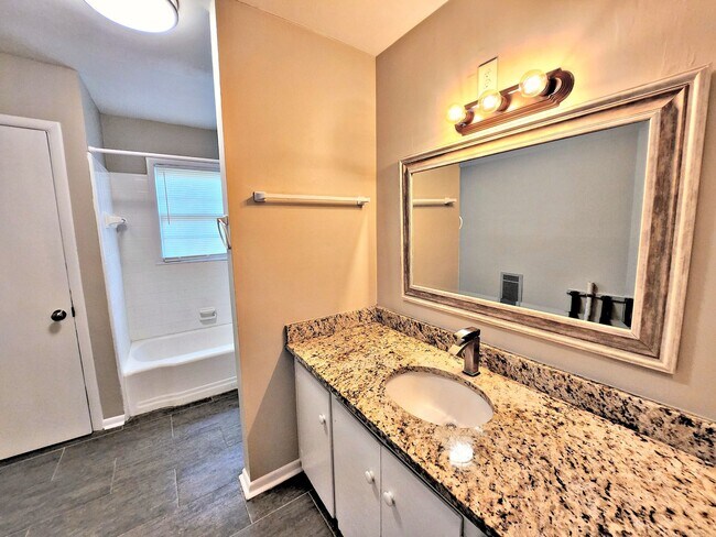 Building Photo - 2 Bedroom / 1 Bath Apartment