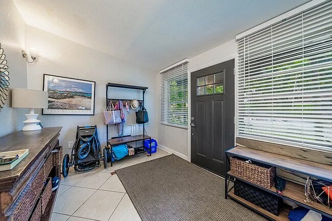 Entryway - Front Room. - 2111 SW 24th St