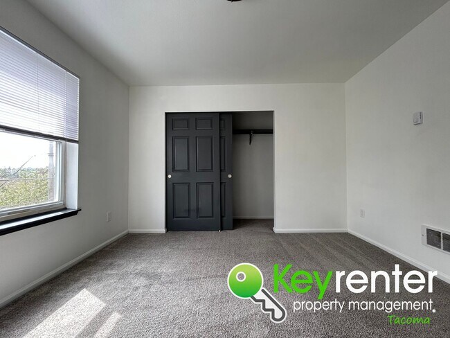 Building Photo - Exceptional 2 Bed 2 Bath Downtown Condo