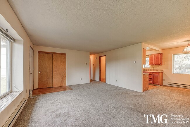 Building Photo - Classically Cute 2 Bed 1 Bath Duplex in Washougal