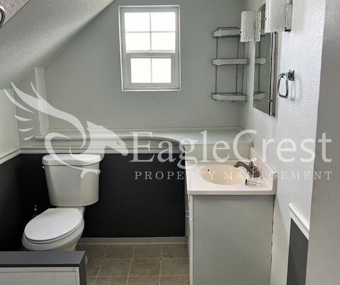 Building Photo - Charming 3BR Home with Spacious Yard & Bonus Living Space